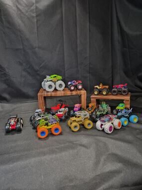 Lot Of 17 Assorted HOT WHEELS Monster Truck Vehicles All In Great Condition..